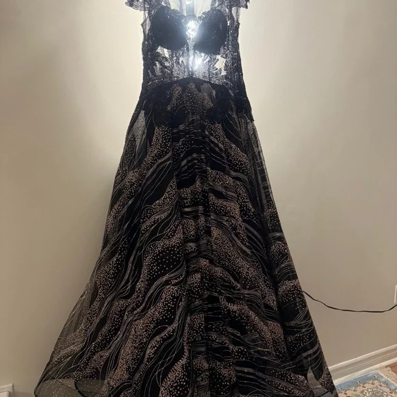 Party dresses - Picture 12 of 17